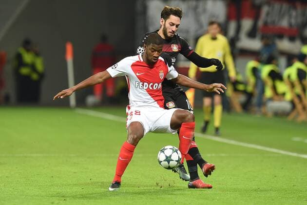 Fußball Champions League Gruppenphase 6. Spieltag Bayer Leverkusen - AS Monaco am 07.12.2016 in der BayArena in Leverkusen Almamy Toure ( Monaco ), vorne - Hakan Calhanoglu ( Leverkusen ), hinten xRx