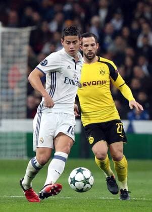 Fußball, CL, Real Madrid - Borussia Dortmund Real Madrid s Colombian midfielder James Rodriguez (L) fights for the ball with Borussia Dortmund s German midfielder Gonzalo Castro during their UEFA Champions League 6th round match at Santiago Bernabeu stadium in Madrid, Spain, 07 December 2016. REAL MADRID VS. BORUSIA DORTMUND !ACHTUNG: NUR REDAKTIONELLE NUTZUNG!  MAD001 20161207-636167449435619012