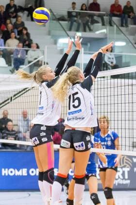 v.li.: Selma Theresa Hetmann (Schwarz-Weiß Erfurt, 1) beim verpassten Block, Volleyball, Volleyball-Bundesliga Frauen, Schwarz-Weiß Erfurt - Allianz MTV Stuttgart, xprx