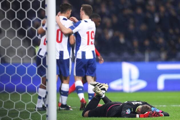 Fußball, CL, FC Porto - Leicester City December 7, 2016 - Porto, Porto, Portugal - Leicester City s goalkeeper Ben Hamer (UND) reacts after suffer the goal with Porto s Algerian forward Yacine Brahimi celebrates after scoring a goal during the UEFA Champions League Group G, match between FC Porto and Leicester City FC, at Dragao Stadium in Porto on December 7, 2016. FC Porto vs Leicester City FC - UEFA Champions League  - ZUMAn230 20161207_zaa_n230_053