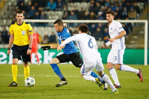 Fußball, CL, FC Brügge - FC Kopenhagen Club s Claudemir Domingues De Souza and Kobenhavn s William Kvist fight for the ball during the sixth and last game of the group stage of the Europa League competition between Belgian soccer team Club Brugge and Dannish club FC Kopenhagen, in the group G, Wednesday 07 December 2016, in Brugge. KURTxDESPLENTER  x04993176x