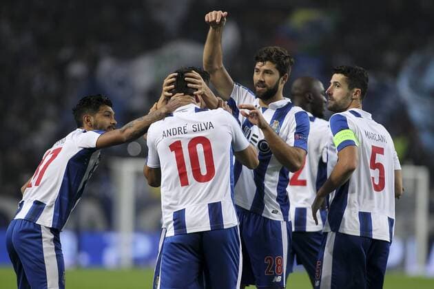 Fußball, CL, FC Porto - Leicester City December 7, 2016 - Porto, Porto, Portugal - Porto s Portuguese forward Andre Silva (10) celebrates after scoring goal with teammates Porto s Mexican forward Jesus Corona (L) and Porto s Brazilian defender Filipe (R) during the UEFA Champions League Group G, match between FC Porto and Leicester City FC, at Dragao Stadium in Porto on December 7, 2016. FC Porto vs Leicester City FC - UEFA Champions League  - ZUMAn230 20161207_zaa_n230_056