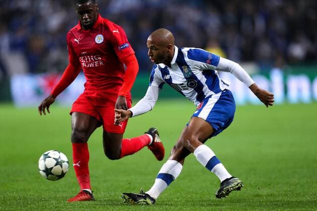 Fußball, CL, FC Porto - Leicester City December 7, 2016 - Porto, Porto, Portugal - Porto s Algerian forward Yacine Brahimi (R) in action with Leicester City s midfielder Jeff Schlupp (L) during the UEFA Champions League Group G, match between FC Porto and Leicester City FC, at Dragao Stadium in Porto on December 7, 2016. FC Porto vs Leicester City FC - UEFA Champions League  - ZUMAn230 20161207_zaa_n230_055
