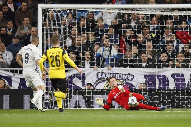 (L-R) Karim Benzema of Real Madrid, Lukasz Piszczek of Borussia Dortmund, goalkeeper Roman Weidenfeller of Borussia Dortmundduring the UEFA Champions League group F match between Real Madrid and Borussia Dortmund on December 07, 2016 at the Santiago Bernabeu stadium in Madrid, Spain. Real Madrid v Borussia Dortmund UEFA Champions League 2016 2017 xVIxxIVx 6722199