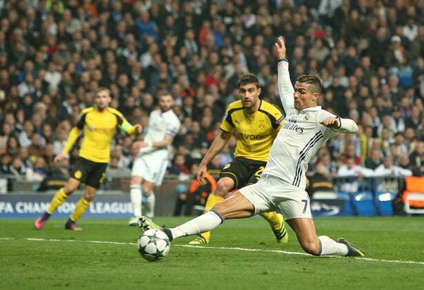 07.12.2016, Fussball Champions-League 2016 2017, Vorrunde 6.Spieltag, Real Madrid - Borussia Dortmund im Estadio Santiago Bernabeu Madrid (Spanien). v.l. Sokratis Papastathopoulos (Dortmund) gegen Cristiano Ronaldo (Real Madrid) 