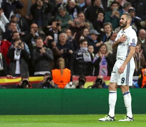 Bilder des Tages - SPORT Real Madrid s French striker Karim Benzema celebrates his 2-0 goal against Borussia Dortmund during their UEFA Champions League 6th round match at Santiago Bernabeu stadium in Madrid, Spain, 07 December 2016. REAL MADRID VS. BORUSIA DORTMUND !ACHTUNG: NUR REDAKTIONELLE NUTZUNG!  MAD001 20161207-636167455824716186