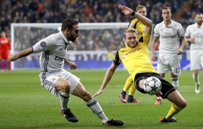 Real Madrid s Spanish defender Daniel Carvajal (L) fights for the ball with Borussia Dortmund s German midfielder Andre Schurrle during their UEFA Champions League 6th round match at Santiago Bernabeu stadium in Madrid, Spain, 07 December 2016. REAL MADRID VS. BORUSIA DORTMUND !ACHTUNG: NUR REDAKTIONELLE NUTZUNG!  MAD001 20161207-636167456492864186