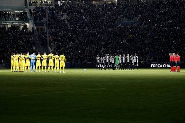 Fußball, CL, Juventus Turin - Dinamo Zagreb December 7, 2016 - Turin, Italy - Dinamo Zagreb team and Juventus players pause for a one minute silence in honour of the victims of a plane crash, which was carrying aboard it members of the Brazilian team Chapecoense Real, when it crashed in Colombia on November 29, ahead of the UEFA Champions League football match Juventus Vs GNK Dinamo Zagreb on December 7, 2016 at the Juventus Stadium in Turin. Juventus v GNK Dinamo Zagreb - UEFA Champions League  - ZUMAn230 20161207_zaa_n230_077
