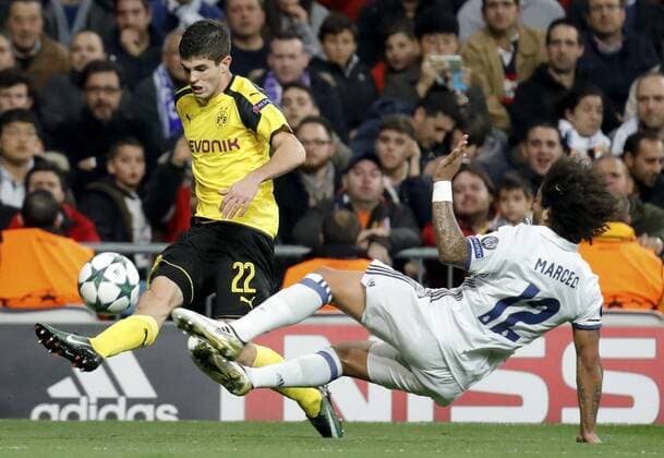 Borussia Dortmund s US midfielder Christian Pulisic (L) fights for the ball with Real Madrid s Brazilian defender Marcelo Vieira during their UEFA Champions League 6th round match at Santiago Bernabeu stadium in Madrid, Spain, 07 December 2016. REAL MADRID VS. BORUSIA DORTMUND !ACHTUNG: NUR REDAKTIONELLE NUTZUNG!  MAD001 20161207-636167459739668834