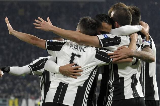 Fußball, CL, Juventus Turin - Dinamo Zagreb Jubel Gonzalo Higuain Juventus 1-0 Goal celebration with teammates Torino 07-12-2016 Juventus Stadium Football Calcio Champions League 2016 2017 Juventus - Dinamo Zagreb . filippoxalfero