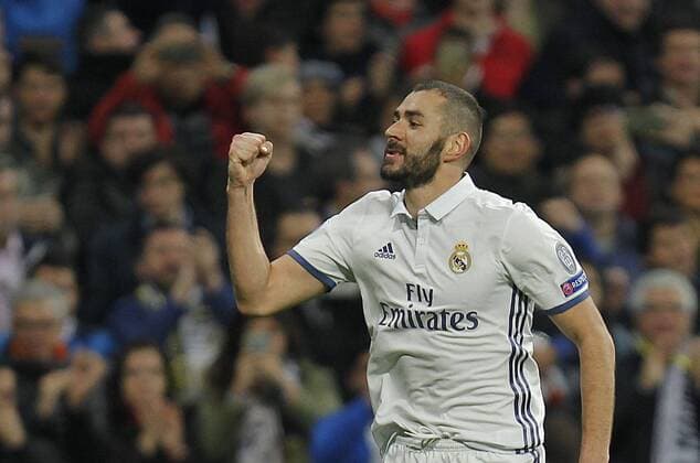 Fußball, CL, Real Madrid - Borussia Dortmund Soccer match between Real Madrid and Borussia Dortmund of the 2016 2017 Champions League, held at the Santiago Bernabeu stadium, in Madrid, December 7, 2016. . Karim Benzema celebrates after scoring  xJosexLuisxCuestax xx