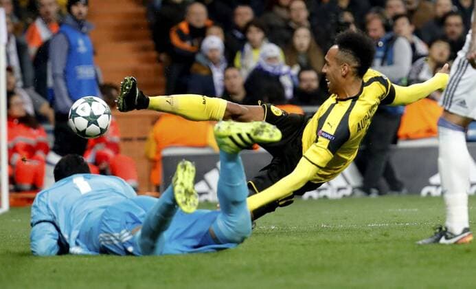 Bilder des Tages - SPORT Fußball, CL, Real Madrid - Borussia Dortmund Borussia Dortmund s French striker Pierre-Emerick Aubameyang (R) scores his 2-1 goal before Real Madrid s Costa Rican goalkeeper Keylor Navas during their UEFA Champions League 6th round match at Santiago Bernabeu stadium in Madrid, Spain, 07 December 2016. REAL MADRID VS. BORUSIA DORTMUND !ACHTUNG: NUR REDAKTIONELLE NUTZUNG!  MAD001 20161207-636167460995944887