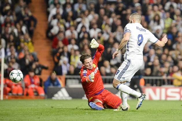 Fußball, CL, Real Madrid - Borussia Dortmund Real Madrid s Karim Benzema and Borussia Dortmund Roman Weidenfeller during the UEFA Champions League match between Real Madrid and Borussia Dortmund at Santiago Bernabeu Stadium in Madrid, Spain. December 07, 2016.  (20161207016)