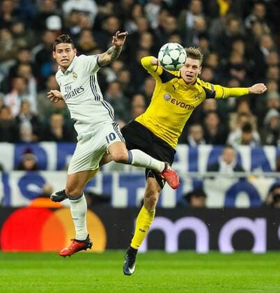 Bilder des Tages - SPORT Fußball, CL, Real Madrid - Borussia Dortmund Madrid, Spain 07.12.2016, UEFA Champions League - 2016 17 Season, Group F - Matchday 6, Real Madrid - BV Borussia Dortmund, James Rodriguez (Real Madrid) und Lukasz Piszczek (BVB) im Zweikampf ( DeFodi048