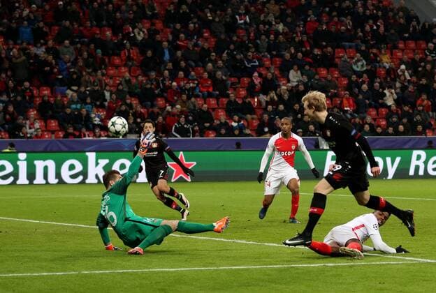 Bilder des Tages - SPORT 07.12.2016 - Morgan De Sanctis (AS Monaco) kann den Schuss von Julian Brandt (Bayer 04 Leverkusen) nicht halten beim Champions League Gruppenspiel (Saison 2016 17) Bayer Leverkusen - AS Monaco. Copyright Thomas Pakusch