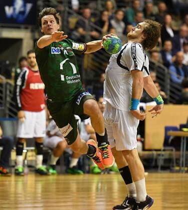 Bilder des Tages - SPORT Hans Lindberg (Füchse), beim Wurf, rechts Timm Schneider (Melsungen), Füchse Berlin - MT Melsungen 1. Bundesliga, DKB-Handballbundesliga, 2016 2017 Herren, Männer, Maenner, Handball, Deutschland, Germany, Max-Schmeling-Halle Berlin, 7.12.2016