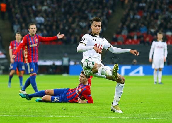 FuÃŸball, CL, Tottenham Hotspur - ZSKA Moskau 07.12.2016. Wembley Stadium, London, England. UEFA Champions League Football. Tottenham Hotspur versus CSKA Moscow. Tottenham Hotspur Midfielder Dele Alli controls a difficult cross xMarkxKertonx  ActionPlus11817887