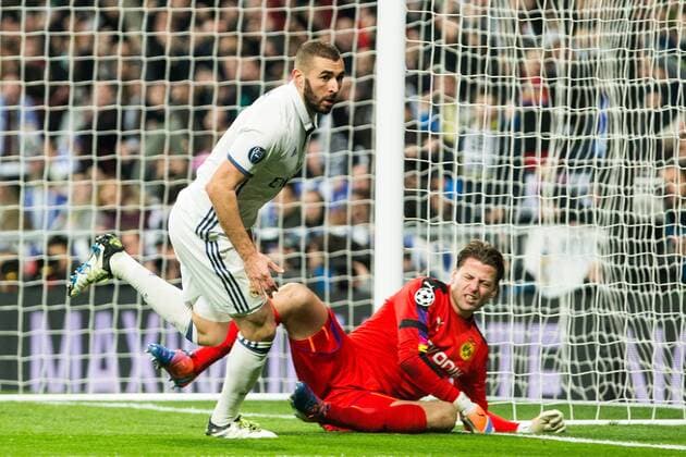 Real Madrid s Karim Benzema , Borussia Dortmund Roman Weidenfeller during Champions League match between Real Madrid and Borussia Dortmund at Santiago Bernabeu Stadium in Madrid , Spain. December 07, 2016.  (20161207004)