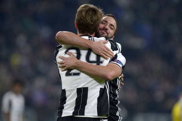 Fußball, CL, Juventus Turin - Dinamo Zagreb Jubel Daniele Rugani e Gonzalo Higuain Juventus 2-0 Goal celebration Torino 07-12-2016 Juventus Stadium Football Calcio Champions League 2016 2017 Juventus - Dinamo Zagreb . filippoxalfero