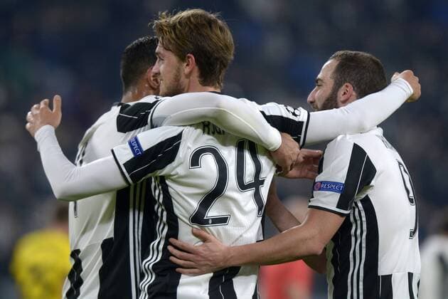 Fußball, CL, Juventus Turin - Dinamo Zagreb Jubel Daniele Rugani e Gonzalo Higuain Juventus 2-0 Goal celebration Torino 07-12-2016 Juventus Stadium Football Calcio Champions League 2016 2017 Juventus - Dinamo Zagreb . filippoxalfero