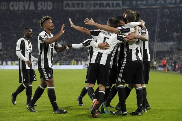 Fußball, CL, Juventus Turin - Dinamo Zagreb Jubel Gonzalo Higuain Juventus 1-0 Goal celebration with teammates Torino 07-12-2016 Juventus Stadium Football Calcio Champions League 2016 2017 Juventus - Dinamo Zagreb . filippoxalfero