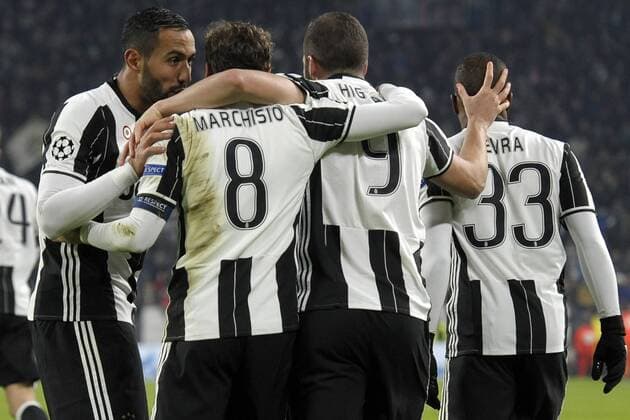 Fußball, CL, Juventus Turin - Dinamo Zagreb Gonzalo Higuain Juventus 1-0 Goal celebration with teammates Torino 07-12-2016 Juventus Stadium Football Calcio Champions League 2016 2017 Juventus - Dinamo Zagreb . filippoxalfero