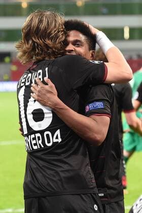Fußball Champions League Gruppenphase 6. Spieltag Bayer Leverkusen - AS Monaco am 07.12.2016 in der BayArena in Leverkusen Torjubel zum 3:0 durch Wendell ( Leverkusen ), rechts - Tin Jedvaj ( Leverkusen ), links xRx
