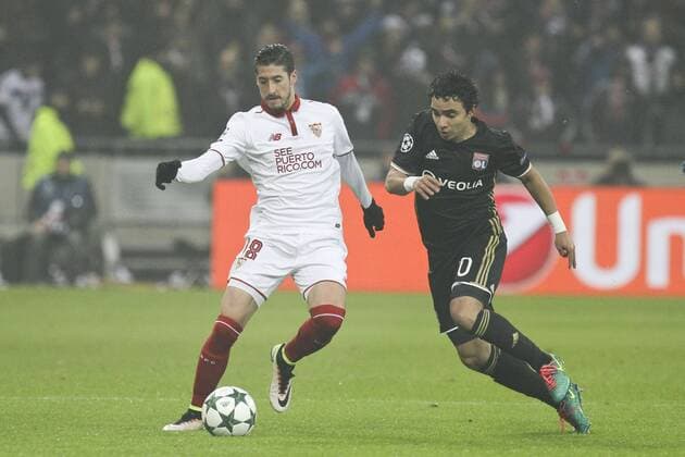 Fußball, CL, Olympique Lyon - FC Sevilla December 7, 2016 - DoÂ©Cines-Charpieu, Lyon, France - Sevilla s Spanish defender Sergio Escudero (L) vies with Lyon s players Rafael during the UEFA Champions League Group H football match between Olympique Lyonnais (OL) and FC Sevilla at the Parc Olympique Lyonnais in DoÂ©cines-Charpieu near Lyon, southeastern France, on December 7, 2016. Olympique Lyonnais v FC Sevilla - Champions League  - ZUMAn230 20161207_zaa_n230_114