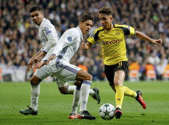 Borussia Dortmund s Trukish midfielder Emre Mor (R) fights for the ball with Real Madrid s French defender Raphael Varane during their UEFA Champions League 6th round match at Santiago Bernabeu stadium in Madrid, Spain, 07 December 2016. REAL MADRID VS. BORUSIA DORTMUND !ACHTUNG: NUR REDAKTIONELLE NUTZUNG!  MAD001 20161207-636167476116653814