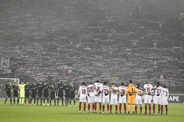 Fußball, CL, Olympique Lyon - FC Sevilla December 7, 2016 - DoÂ©Cines-Charpieu, Lyon, France - Team Sevilla and Olympique Lyonnais players pause for a one minute silence in honour of the victims of a plane crash, which was carrying aboard it members of the Brazilian team Chapecoense Real, when it crashed in Colombia on November 29, ahead of the UEFA Champions League football match between Lyon and Sevilla at Stade des Lumieres on December 7, 2016 in Decines-Charpieu, France. Olympique Lyonnais v FC Sevilla - Champions League  - ZUMAn230 20161207_zaa_n230_107