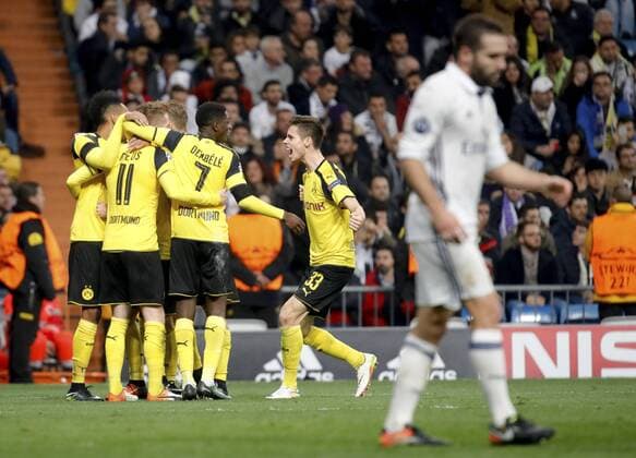 Borussia Dortmund s German midfielder Marco Reus (2L) celebrates his 2-2 goal against Real Madrid during their UEFA Champions League 6th round match at Santiago Bernabeu stadium in Madrid, Spain, 07 December 2016. REAL MADRID VS. BORUSIA DORTMUND !ACHTUNG: NUR REDAKTIONELLE NUTZUNG!  MAD001 20161207-636167478105666564