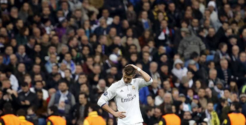 Real Madrid s Portuguese striker Cristiano Ronaldo Reacts after missing a goal opportunity during their UEFA Champions League 6th round match at Santiago Bernabeu stadium in Madrid, Spain, 07 December 2016. REAL MADRID VS. BORUSIA DORTMUND !ACHTUNG: NUR REDAKTIONELLE NUTZUNG!  MAD001 20161207-636167480793251792