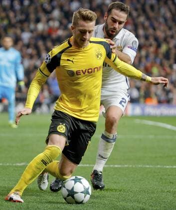 Borussia Dortmund s midfielder Marco Reus (L) fights for the ball with Real Madrid s Spanish defender Dani Carvajal during their UEFA Champions League 6th round match at Santiago Bernabeu stadium in Madrid, Spain, 07 December 2016. REAL MADRID VS. BORUSIA DORTMUND !ACHTUNG: NUR REDAKTIONELLE NUTZUNG!  MAD001 20161207-636167481494784705