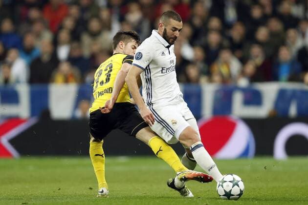 (L-R) Julian Weigl of Borussia Dortmund, Karim Benzema of Real Madridduring the UEFA Champions League group F match between Real Madrid and Borussia Dortmund on December 07, 2016 at the Santiago Bernabeu stadium in Madrid, Spain. Real Madrid v Borussia Dortmund UEFA Champions League 2016 2017 xVIxxIVx 6722787