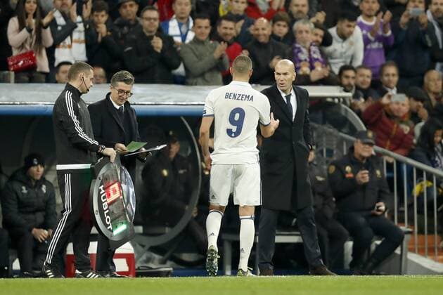 (L-R) Karim Benzema of Real Madrid, coach Zinedine Zidane of Real Madridduring the UEFA Champions League group F match between Real Madrid and Borussia Dortmund on December 07, 2016 at the Santiago Bernabeu stadium in Madrid, Spain. Real Madrid v Borussia Dortmund UEFA Champions League 2016 2017 xVIxxIVx 6722788