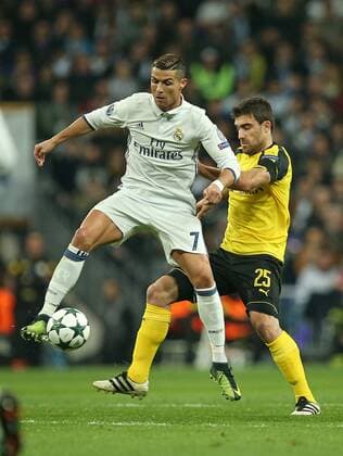 07.12.2016, Fussball Champions-League 2016 2017, Vorrunde 6.Spieltag, Real Madrid - Borussia Dortmund im Estadio Santiago Bernabeu Madrid (Spanien). v.l. Cristiano Ronaldo (Real Madrid) gegen Sokratis Papastathopoulos (Dortmund) 