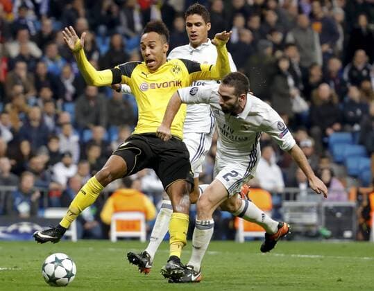Borussia Dortmund s French striker Pierre-Emerick Aubameyang (L) fights for the ball with Real Madrid s Spanish defender Dani Carvajal during their UEFA Champions League 6th round match between Real Madrid and Broussia Dortmund at Santiago Bernabeu stadium in Madrid, Spain, 07 December 2016. REAL MADRID VS. BORUSIA DORTMUND !ACHTUNG: NUR REDAKTIONELLE NUTZUNG!  MAD001 20161207-636167486029573646
