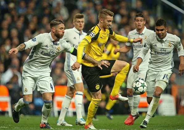 07.12.2016, Fussball Champions-League 2016 2017, Vorrunde 6.Spieltag, Real Madrid - Borussia Dortmund im Estadio Santiago Bernabeu Madrid (Spanien). v.l. Sergio Ramos (Real Madrid) gegen Marco Reus (Dortmund) und Casemiro (Real Madrid) 