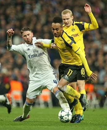 07.12.2016, Fussball Champions-League 2016 2017, Vorrunde 6.Spieltag, Real Madrid - Borussia Dortmund im Estadio Santiago Bernabeu Madrid (Spanien). v.l. Sergio Ramos (Real Madrid) gegen Pierre-Emerick Aubameyang (Dortmund) und Sebastian Rode (Dortmund) 