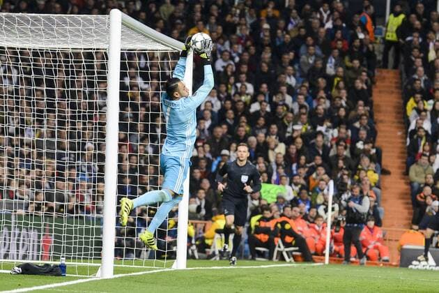 Real Madrid s Keylor Navas during the UEFA Champions League match between Real Madrid and Borussia Dortmund at Santiago Bernabeu Stadium in Madrid, Spain. December 07, 2016.  (20161207050)