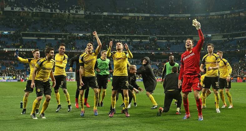 Themen der Woche - SPORT Bilder des Tages - SPORT 07.12.2016, Fussball Champions-League 2016 2017, Vorrunde 6.Spieltag, Real Madrid - Borussia Dortmund im Estadio Santiago Bernabeu Madrid (Spanien). Schlussjubel Dortmund 