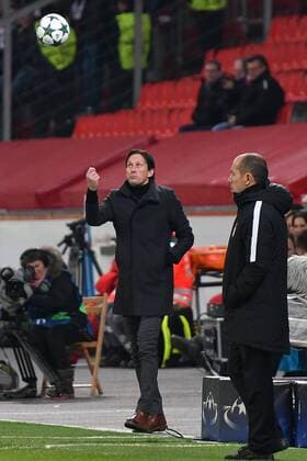 GER, Bayer 04 Leverkusen (GER) vs. AS Monaco (FRA) 07.12.2016, BayArena, Leverkusen, Gruppe E, GER, Bayer 04 Leverkusen (GER) vs. AS Monaco (FRA) im Bild: Roger Schmidt (Trainer Leverkusen), hatte des öfteren Ballkontakt. nordphotox xMeuter