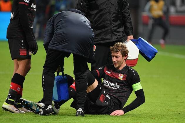 GER, Bayer 04 Leverkusen (GER) vs. AS Monaco (FRA) 07.12.2016, BayArena, Leverkusen, Gruppe E, GER, Bayer 04 Leverkusen (GER) vs. AS Monaco (FRA) im Bild: verletzt am Boden Stefan Kiessling (Leverkusen 11), wird behandelt nordphotox xMeuter