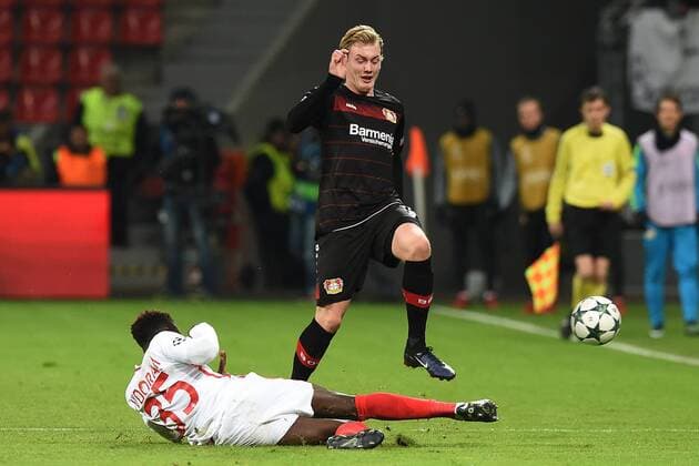 Fußball Champions League Gruppenphase 6. Spieltag Bayer Leverkusen - AS Monaco am 07.12.2016 in der BayArena in Leverkusen Kevin N Doram ( Monaco ), vorne - Julian Brandt ( Leverkusen ), hinten xRx