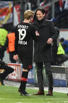 Fußball Champions League Gruppenphase 6. Spieltag Bayer Leverkusen - AS Monaco am 07.12.2016 in der BayArena in Leverkusen Julian Brandt ( Leverkusen ), links - Roger Schmidt ( Trainer Leverkusen ), rechts xRx