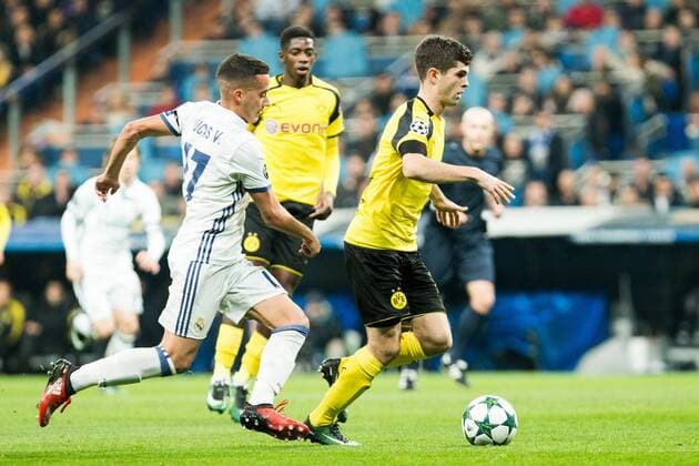 Real Madrid s Lucas Vazquez, Borussia Dortmund Julian Weigl during Champions League match between Real Madrid and Borussia Dortmund at Santiago Bernabeu Stadium in Madrid , Spain. December 07, 2016.  (20161207009)