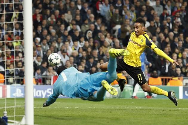 (L-R) goalkeeper Keylor Navas of Real Madrid, Pierre-Emerick Aubameyang of Borussia Dortmundduring the UEFA Champions League group F match between Real Madrid and Borussia Dortmund on December 07, 2016 at the Santiago Bernabeu stadium in Madrid, Spain. Real Madrid v Borussia Dortmund UEFA Champions League 2016 2017 xVIxxIVx 6723566