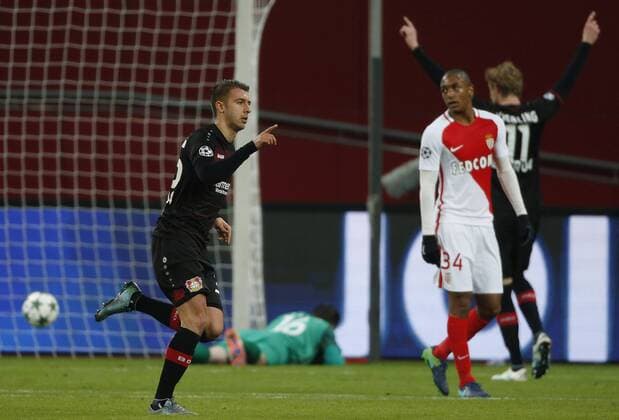 Leverkusen, Deutschland, UEFA - CL , Spieltag 6 , International, Bayer Leverkusen - AS Monaco FC 3-0 am 07.12 .2016 in der Bay - Arena in Leverkusen Vladen YURCHENKO (LEV) li.- hat das 1-0 erzielt