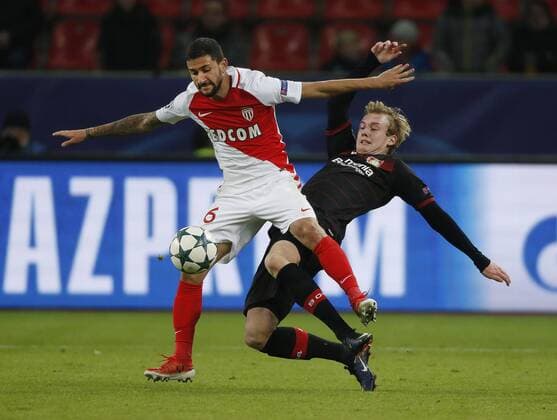 Leverkusen, Deutschland, UEFA - CL , Spieltag 6 , International, Bayer Leverkusen - AS Monaco FC 3-0 am 07.12 .2016 in der Bay - Arena in Leverkusen Gabriel BOSCHILIA (ASM) li.- und Julian BRANDT (LEV) re.-