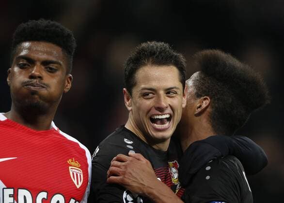 Leverkusen, Deutschland, UEFA - CL , Spieltag 6 , International, Bayer Leverkusen - AS Monaco FC 3-0 am 07.12 .2016 in der Bay - Arena in Leverkusen Javier HERNANDEZ (CHICHARITO) (LEV) -Mitte, freut sich mit dem Schützen des 3-0 WENDELL (LEV) re.-, während JEMERSON (ASM) die Backen aufbläst.